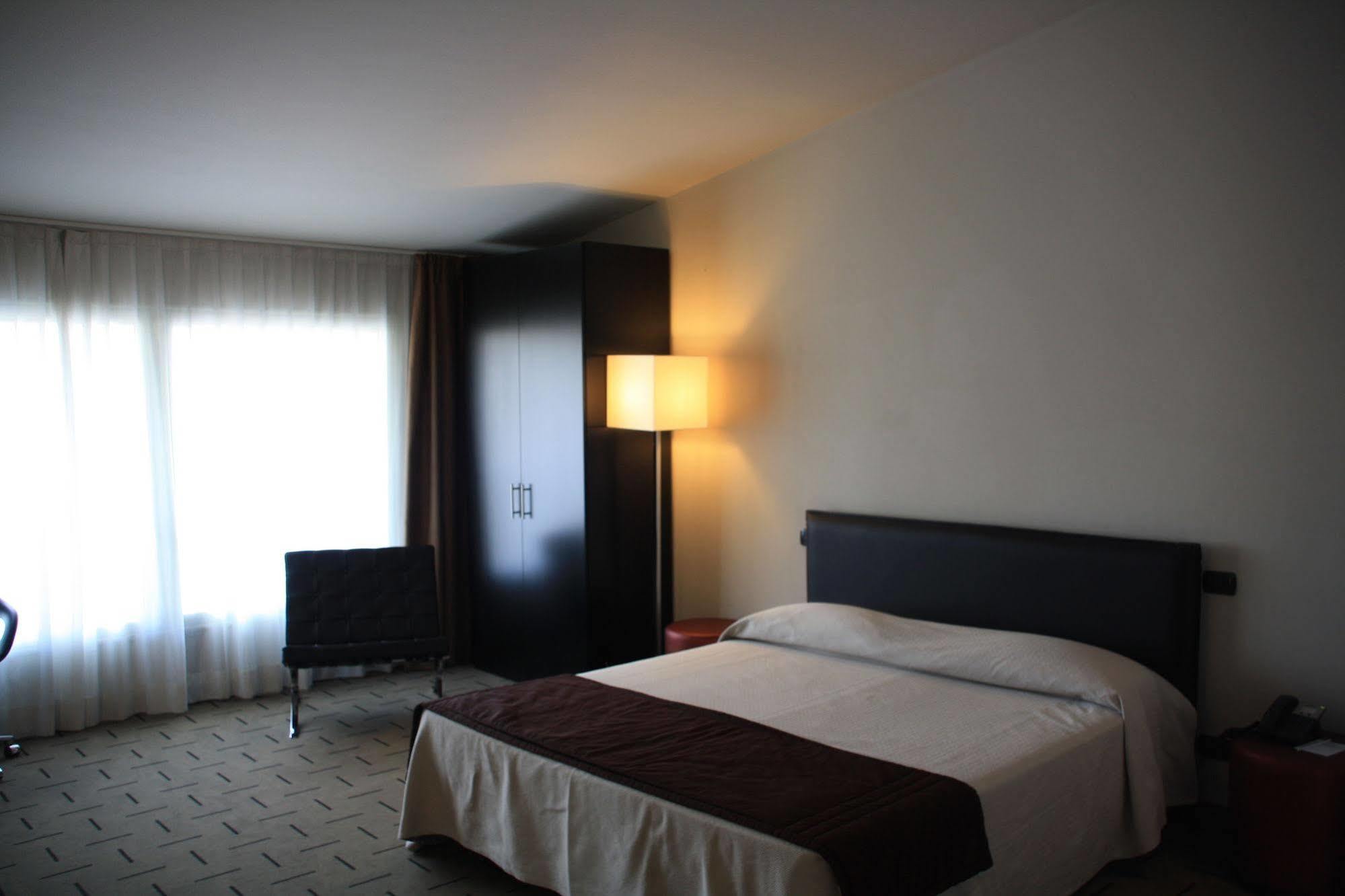Hotel Continental Кремона Екстериор снимка