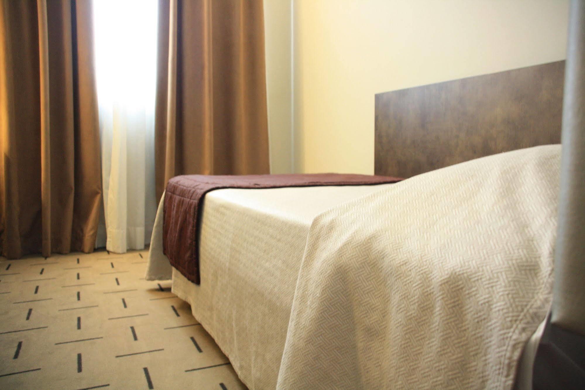 Hotel Continental Кремона Екстериор снимка