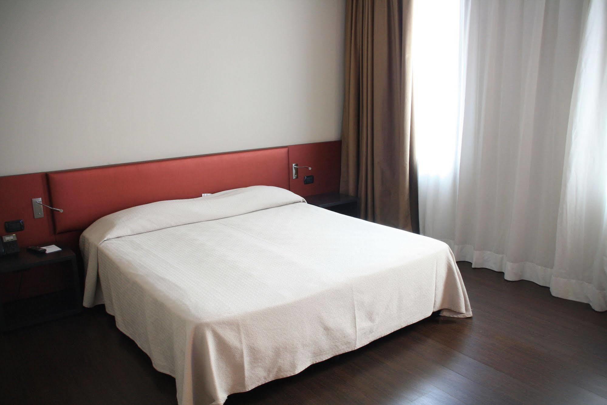 Hotel Continental Кремона Екстериор снимка